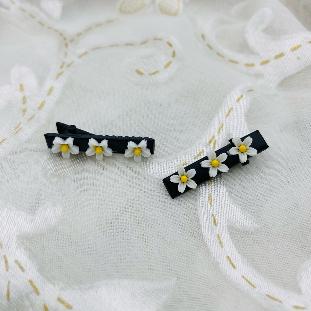 Petite daisy hair clips set of 2 handmade new without tags